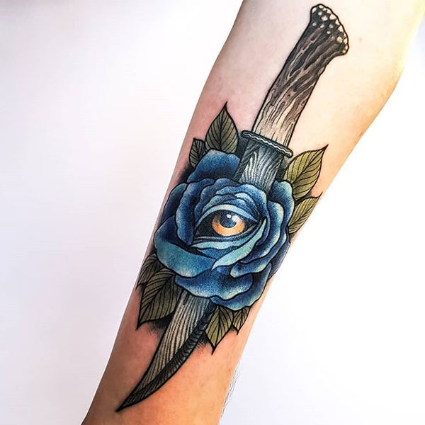 Tattoo hoa hồng xanh và dao