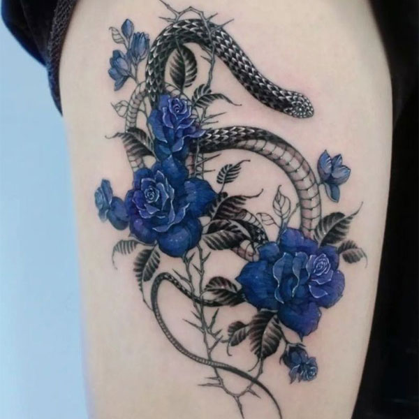 Tattoo hoa hồng xanh và rắn