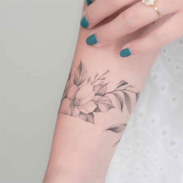 Tattoo hoa mẫu đơn vòng tay
