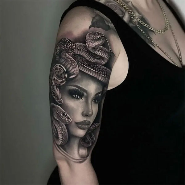 Tattoo medusa bắp tay