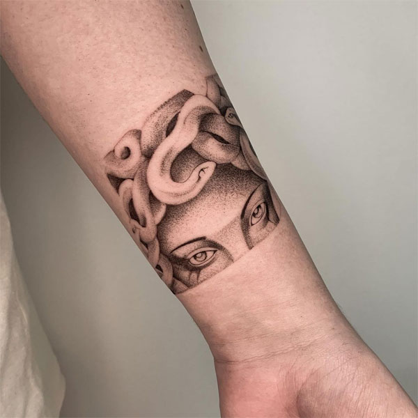 Tattoo medusa cổ tay