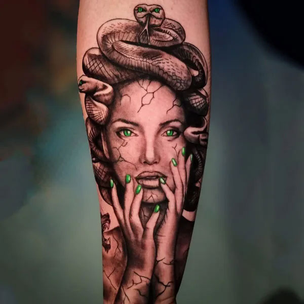 Tattoo medusa kín cánh tay