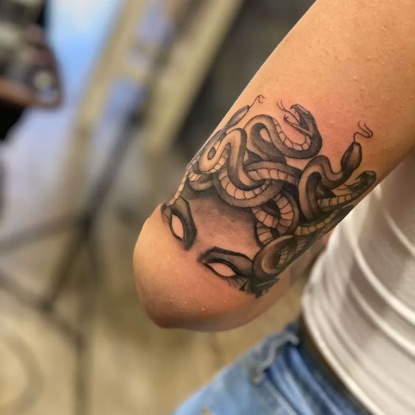 Tattoo medusa mini ở tay