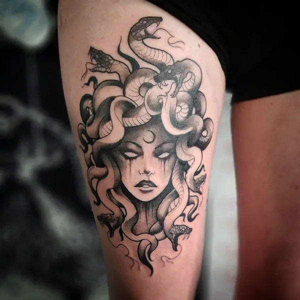 Tattoo medusa ở đùi cực kỳ đẹp