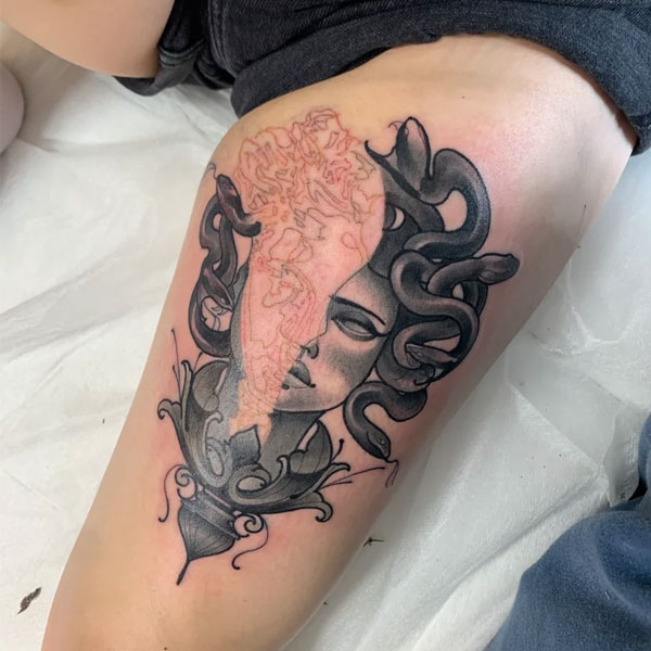 Tattoo medusa ở đùi siêu đẹp