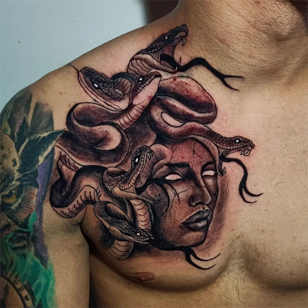 Tattoo medusa ở ngực đẹp