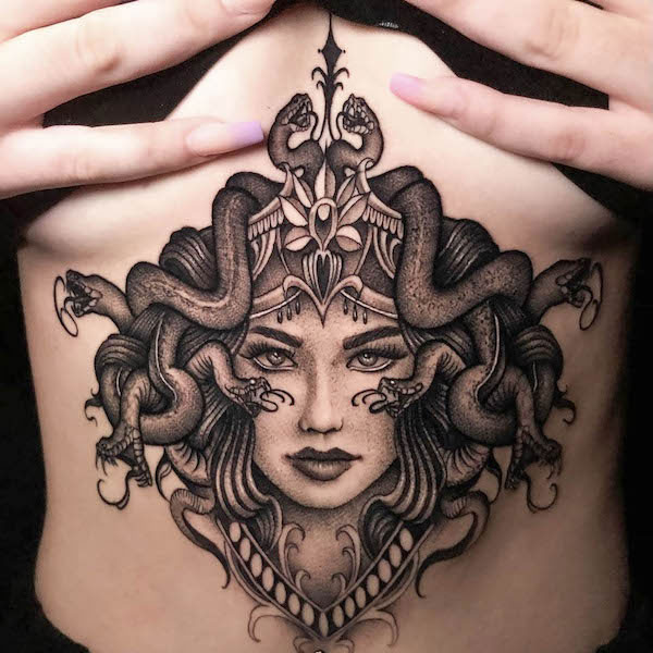 Tattoo medusa ở ngực