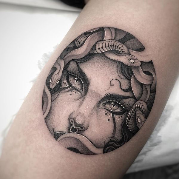 Tattoo medusa ở tay