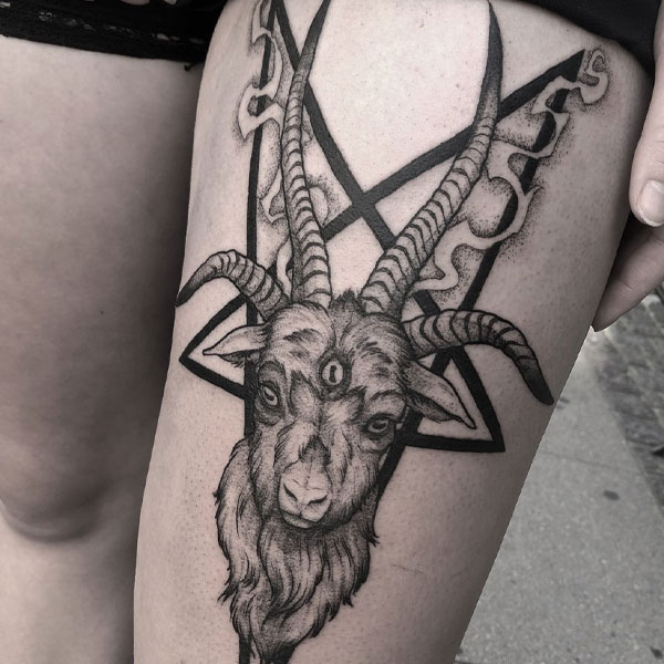 Tattoo quỷ satan ở đùi