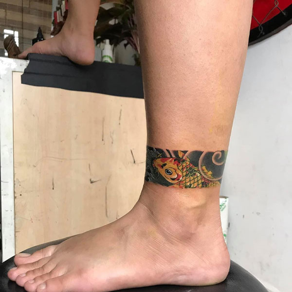 Tattoo sóng biển cố chân
