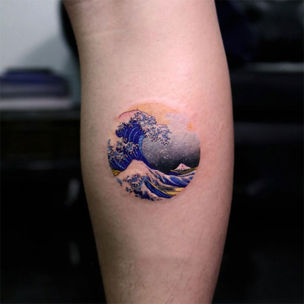 Tattoo sóng biển mini ở cánh tay