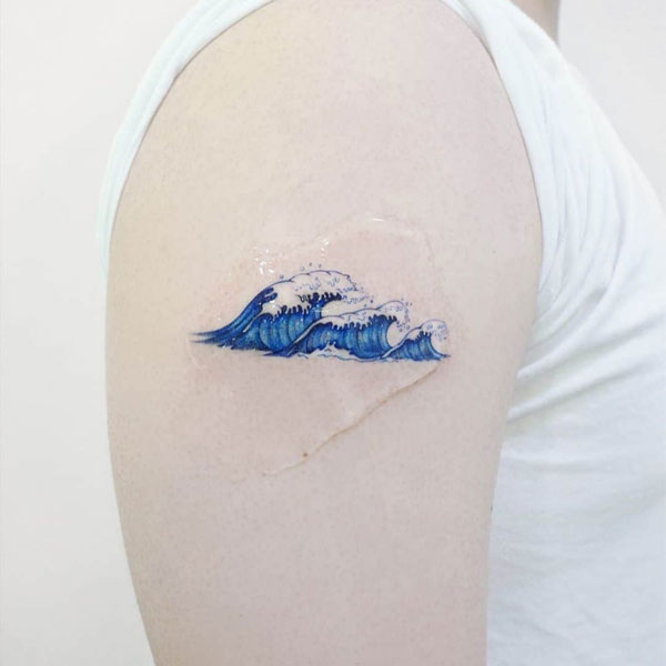 Tattoo sóng nước bắt tay chất
