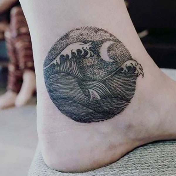 Tattoo sóng nước ở bản chân