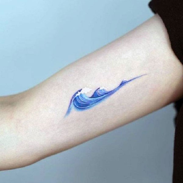 Tattoo sóng nước ở bắp tay