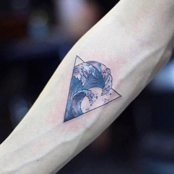 Tattoo sóng nước ở tay đẹp