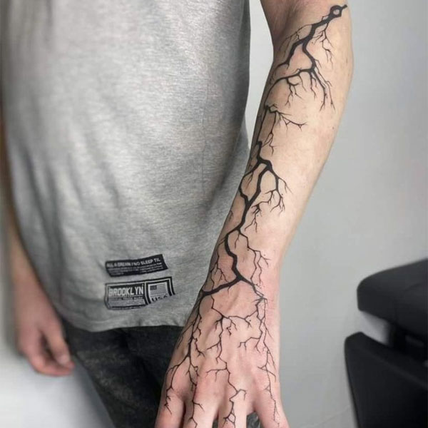 Tattoo tia chớp cánh tay