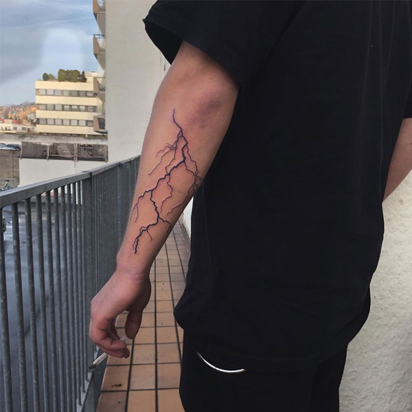 Tattoo tia chớp ở cánh tay đẹp