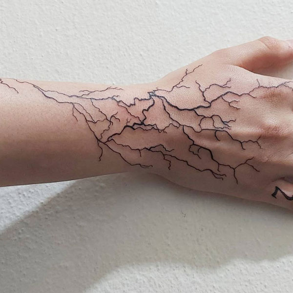 Tattoo tia chớp ở cổ tay