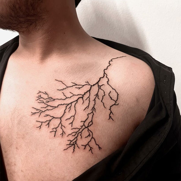 Tattoo tia chớp ở ngực