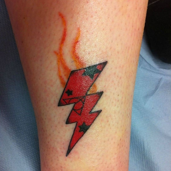 Tattoo tia chớp rực lửa