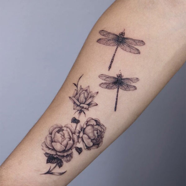 Tattoo đen trắng chuồn chuồn