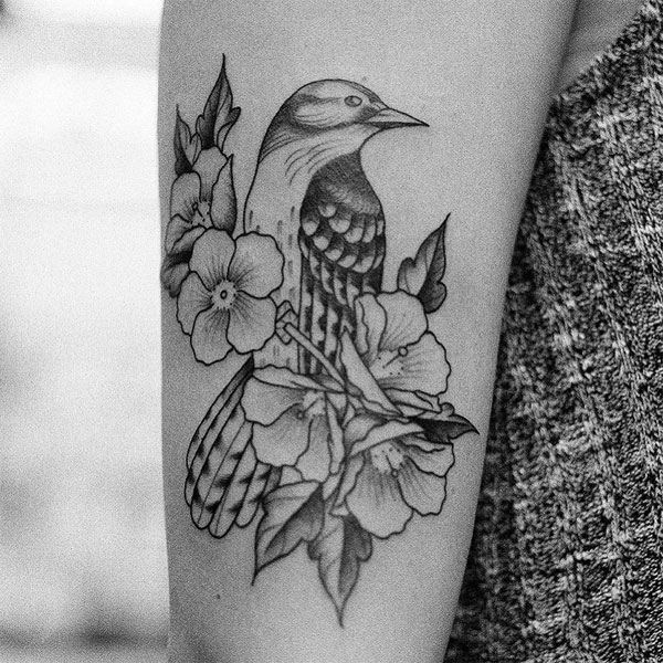 Tattoo đen trắng con chim