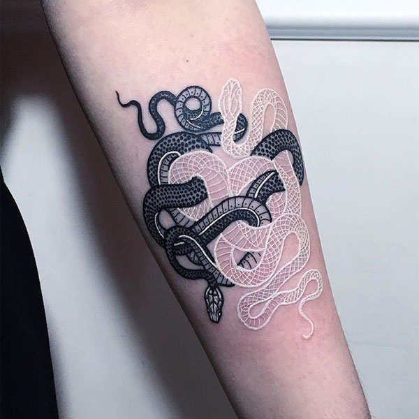 Tattoo đen trắng con rắn