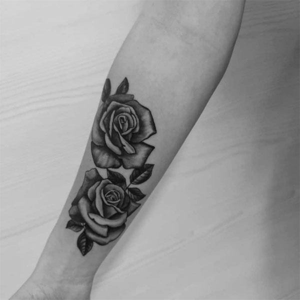 Tattoo đen trắng hoa hồng đen