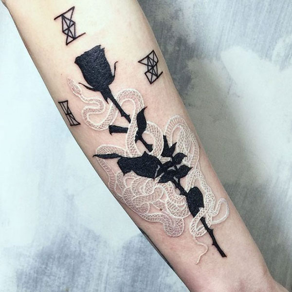 Tattoo trắng đen hoa hồng và rắn