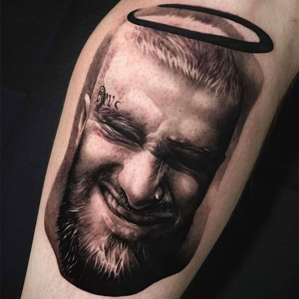 Tattoo trắng đen người đàn ông
