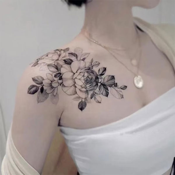 Tattoo trắng đen ở ngực đẹp