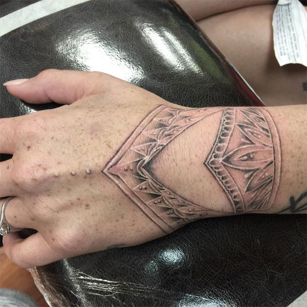 Tattoo trắng đen ở tay