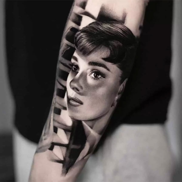 Tattoo trắng đen phụ nữ