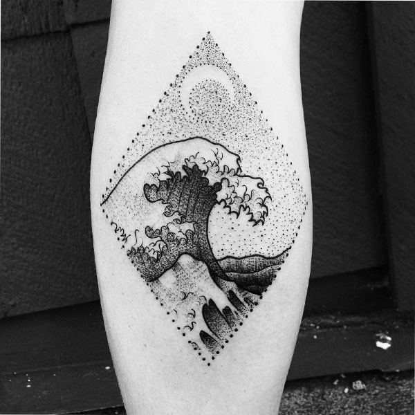 Tattoo trắng đen sóng biển