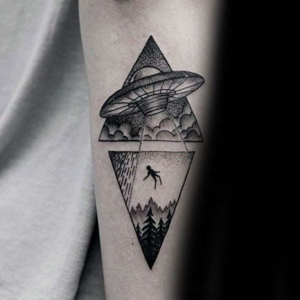 Tattoo trắng đen UFO