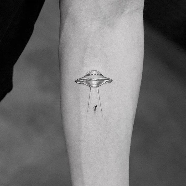 Tattoo ufo mini ở cánh tay