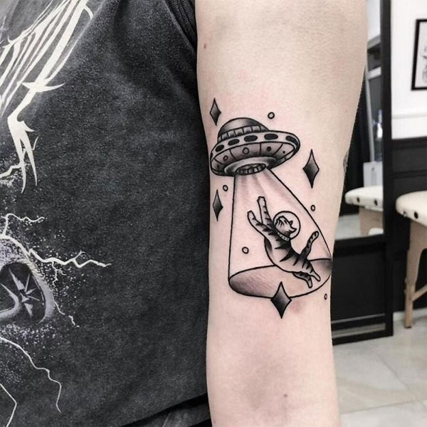 Tattoo ufo ở bắp tay cực đẹp