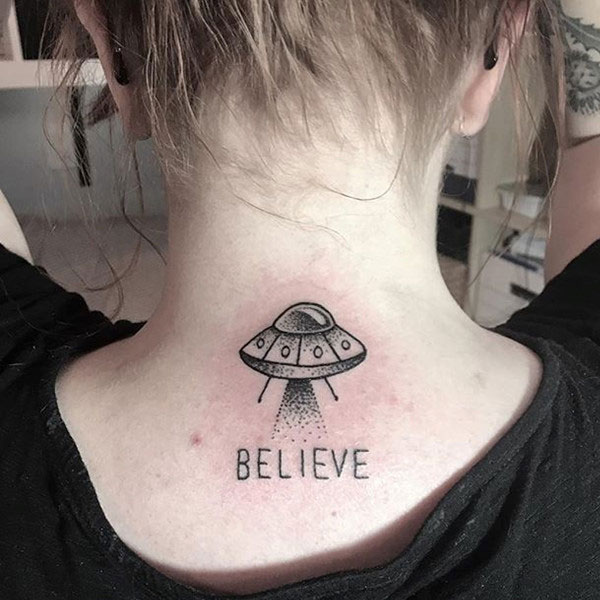 Tattoo ufo ở cổ