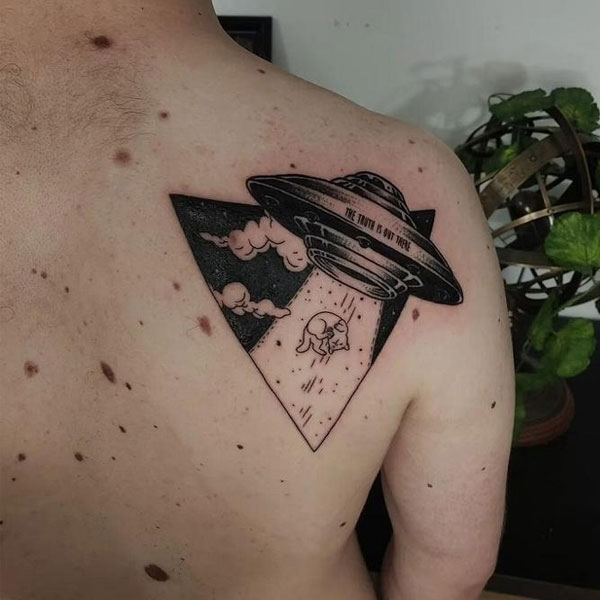 Tattoo ufo ở lưng