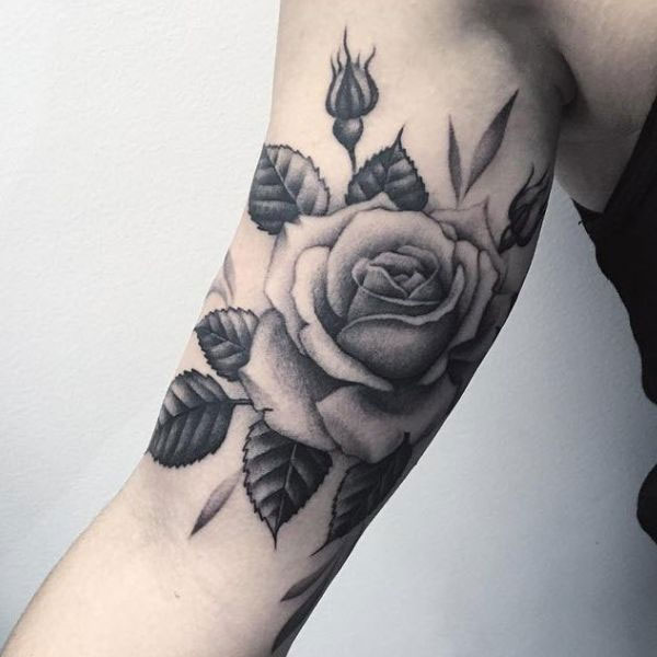 Tattoo hoa hồng đen bắp tay siêu đẹp