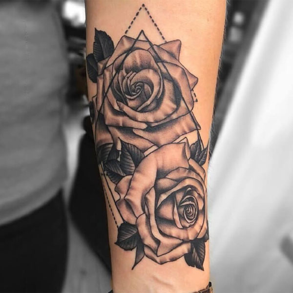 Tattoo hoa hồng đen cánh tay đẹp