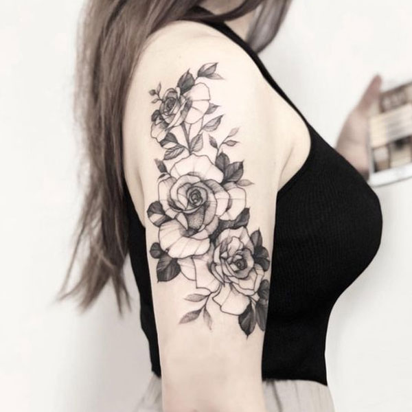 Tattoo hoa hồng đen cho nữ
