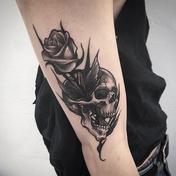 Tattoo hoa hồng đen dành cho nam