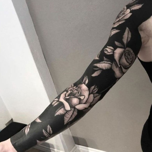 Tattoo hoa hồng đen kín tay