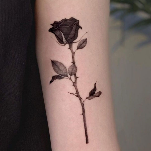 Tattoo hoa hồng đen mini đẹp