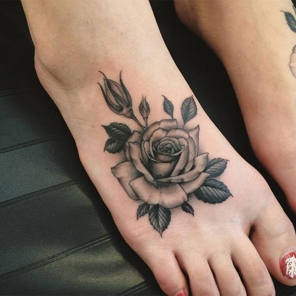 Tattoo hoa hồng đen ở bàn chân