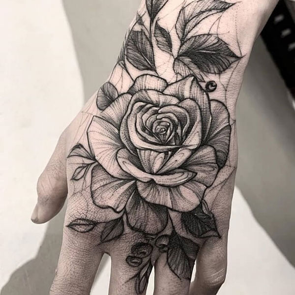 Tattoo hoa hồng ở bàn tay