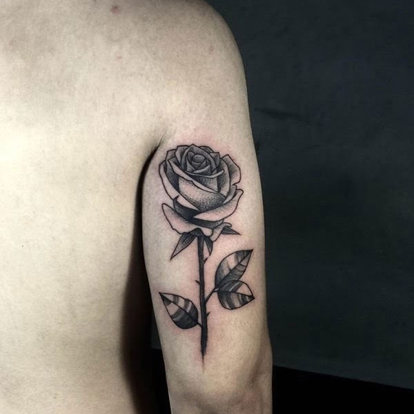 Tattoo hoa hồng đen ở bắp tay