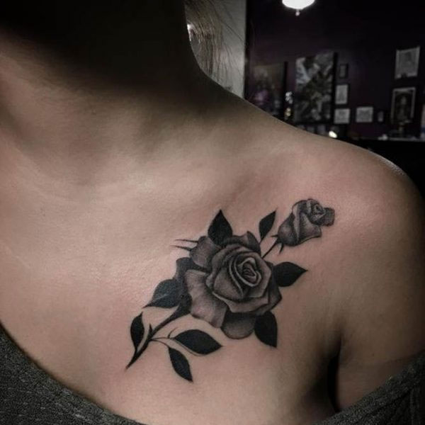 Tattoo hoa hồng đen ở ngực đẹp