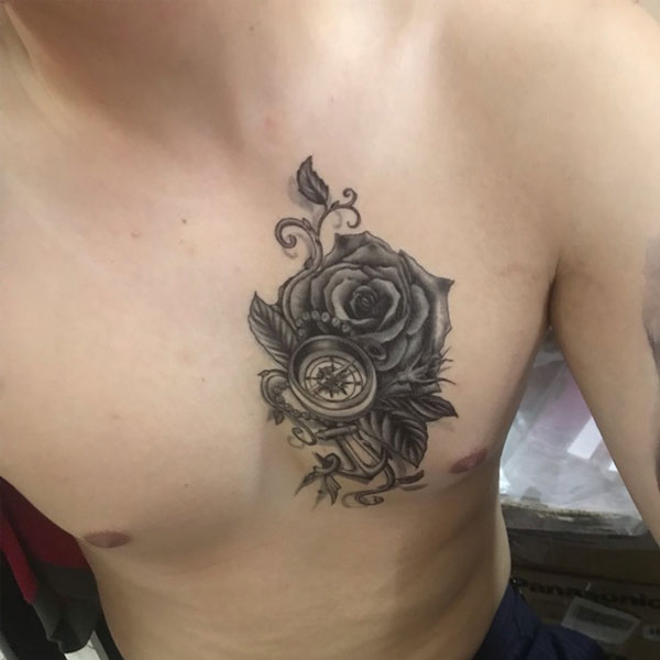 Tattoo hoa hồng đen ở ngực